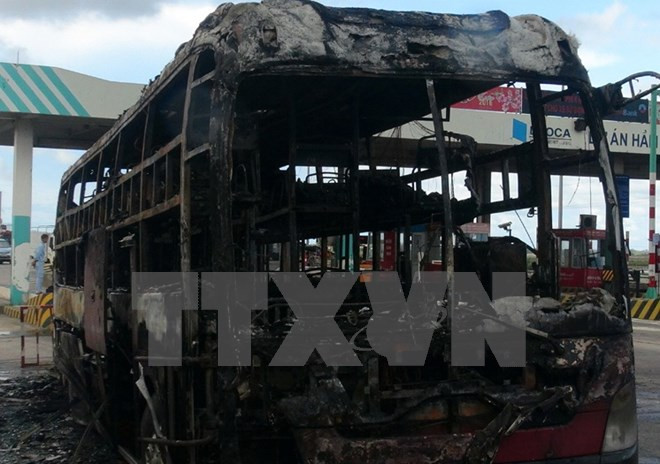 Xe khách chở 30 người bị cháy rụi trên đường cao tốc ảnh 1