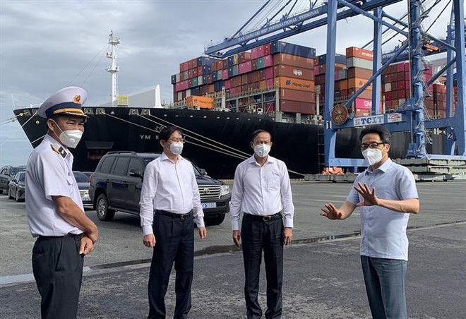 Phó Thủ tướng Chính phủ Vũ Đức Đam và đoàn công tác Trung ương kiểm tra tình hình phòng, chống dịch COVID-19 tại Cảng Quốc tế Tân Cảng-Cái Mép (TCIT). (Ảnh: Hoàng Nhị/TTXVN) Bà Rịa-Vũng Tàu nhanh chóng dập dịch để trở lại “Vùng xanh” ảnh 1
