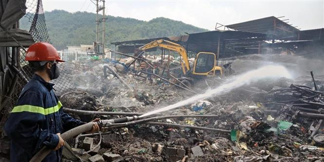 Hải Phòng: 10 xe cứu hỏa khống chế đám tại làng nghề Tràng Minh ảnh 1