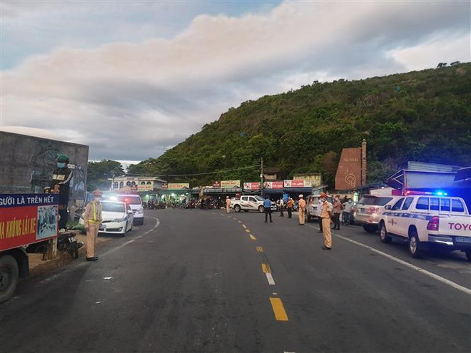 Cảnh sát giao thông dẫn đường người dân từ TP.HCM và các tỉnh về quê ảnh 1