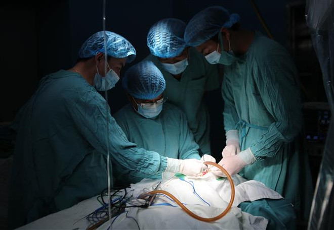 Phẫu thuật cấy điện cực ốc tai đầu tiên cho cháu bé 27 tháng tuổi ảnh 1