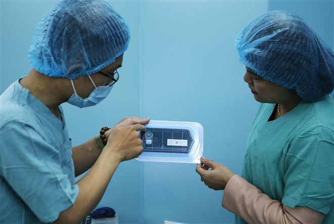 Phẫu thuật cấy điện cực ốc tai đầu tiên cho cháu bé 27 tháng tuổi ảnh 2