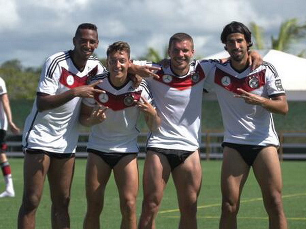 Podolski tung hình "độc" trước thềm đại chiến Đức-Pháp ảnh 1