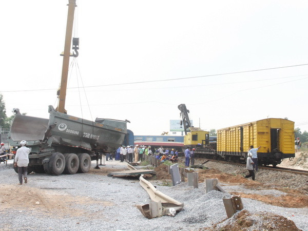 Khẩn trương khắc phục hậu quả vụ tàu hỏa Bắc-Nam đâm vào ôtô ảnh 1