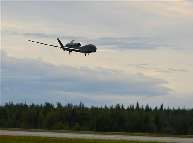 Máy bay không người lái RQ-4 Global Hawk của Không lực Mỹ ở căn cứ không quân Eielson, Alaska (Mỹ) ngày 16/8/2018. (Ảnh: AFP/TTXVN) Iran khẳng định đã cảnh báo trước khi bắn hạ máy bay Mỹ ảnh 1