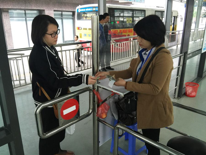 Buýt nhanh BRT đông khách đi trong ngày đầu bán vé chính thức ảnh 1