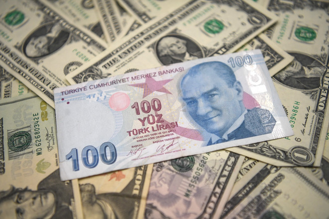 Đồng lira Thổ Nhĩ Kỳ và đông USD. (Ảnh: AFP/TTXVN) tho nhi ky-usd.jpg