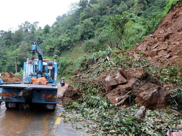 Sơn La: 6.000m3 đất đá đổ xuống Quốc lộ 279D gây ách tắc giao thông ảnh 1
