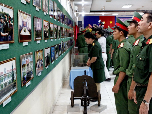 Triển lãm “Lực lượng vũ trang Quân khu 7 - Quân đội Hoàng gia Campuchia: Đoàn kết keo sơn - Nghĩa tình trong sáng” tại bảo tàng Miền Đông Nam bộ. (Ảnh: Thế Anh/TTXVN) Ký kết hợp tác hai Bộ Quốc phòng Việt Nam và Campuchia ảnh 1