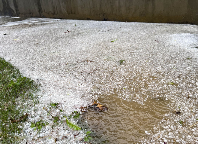 Thời điểm nào cần đặc biệt lưu ý tới các hiện tượng lốc, sét, mưa đá? ảnh 1