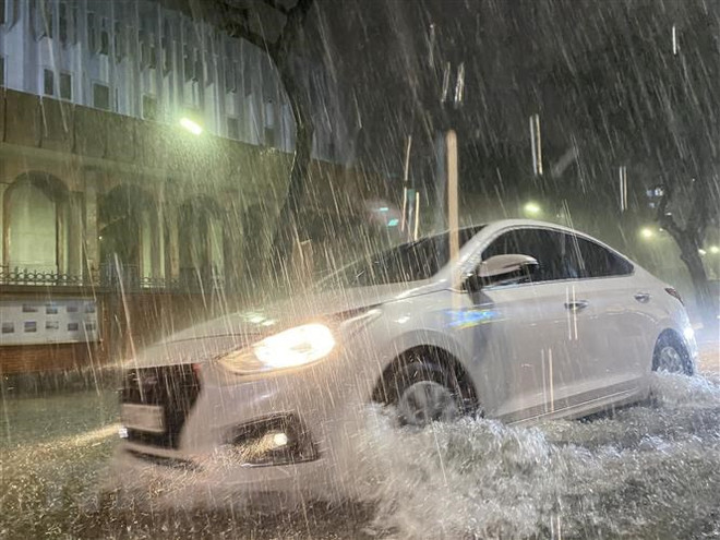 Thời điểm nào cần đặc biệt lưu ý tới các hiện tượng lốc, sét, mưa đá? ảnh 2