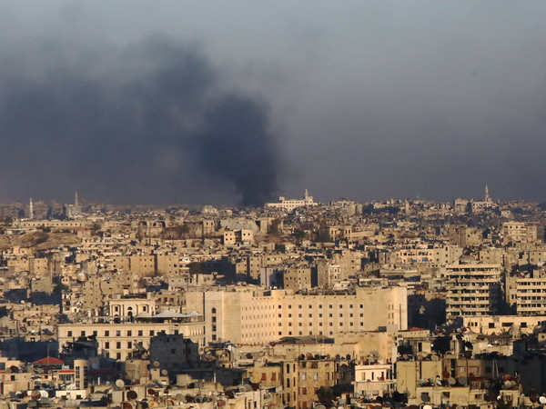 Khói bốc lên trong các cuộc giao tranh giữa quân đội Chính phủ Syria và lực lượng nổi dậy ở phía đông Aleppo ngày 3/12. (Nguồn: AFP/TTXVN) Nga lên tiếng về việc Mỹ nới lỏng cấm vận vũ khí phe nổi dậy Syria ảnh 1