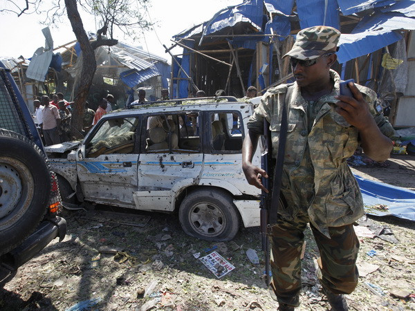 Binh sỹ Somalia điều tra tại hiện trường vụ đánh bom ở Mogadishu ngày 26/11. (Nguồn: AP/TTXVN) Somalia ấn định lại ngày bầu cử tổng thống vào cuối tháng 12 ảnh 1