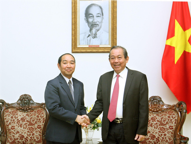 Phó Thủ tướng Thường trực Chính phủ Trương Hòa Bình tiếp Chánh án Tòa án nhân dân tối cao Lào Khampha Sengdara. (Ảnh: Nguyễn Dân/TTXVN) Tăng cường hợp tác trong lĩnh vực tòa án giữa Việt Nam và Lào ảnh 1