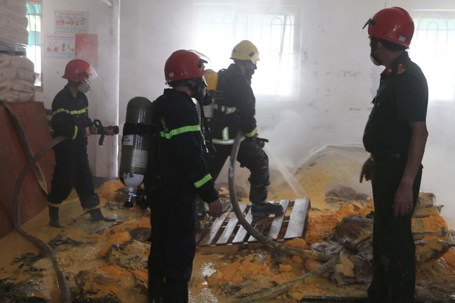 Cháy kho chứa 4.000 tấn hạt nhựa, hàng trăm công nhân hoảng loạn ảnh 2