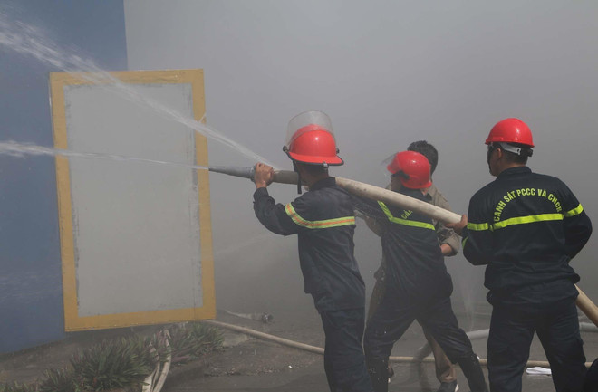 Cháy kho chứa 4.000 tấn hạt nhựa, hàng trăm công nhân hoảng loạn ảnh 1