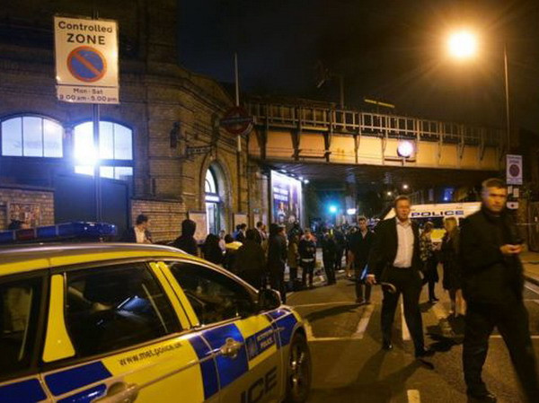 Tấn công bằng dao bên ngoài ga tàu tại Anh, 1 người thiệt mạng ảnh 1