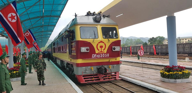 Đoàn tàu bọc thép của Chủ tịch Triều Tiên Kim Jong-un đến ga Đồng Đăng. (Ảnh: Nhan Sáng/TTXVN) Ga Đồng Đăng đã đón, tiễn tàu bọc thép của ông Kim Jong-un ra sao? ảnh 1