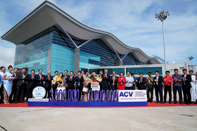Cảng Hàng không Quốc tế Cam Ranh đón hành khách thứ 10 triệu ảnh 1