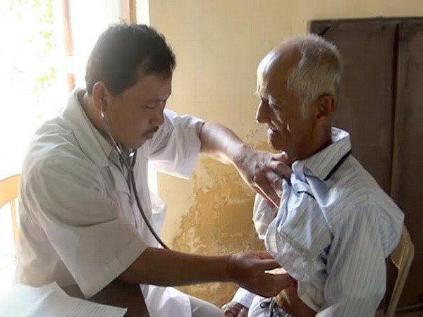 Khám bệnh, cấp thuốc miễn phí cho ngư dân nghèo tại Quảng Ngãi ảnh 1