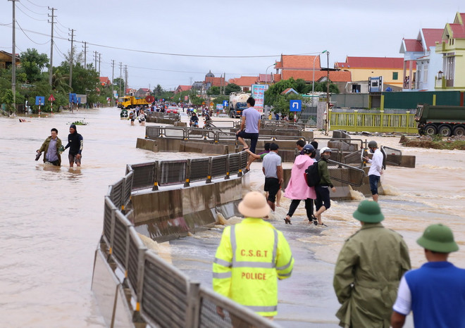 Chuyển tải thành công hành khách tàu SE19 bị mắc kẹt do mưa lũ ảnh 2