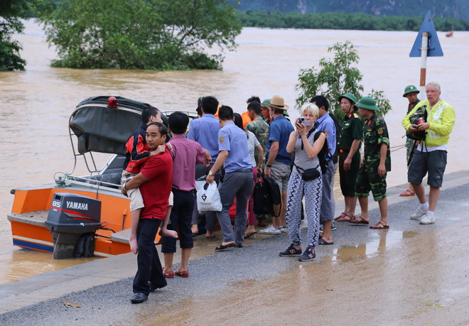 Chuyển tải thành công hành khách tàu SE19 bị mắc kẹt do mưa lũ ảnh 3