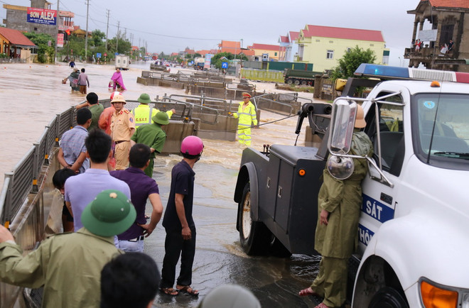Chuyển tải thành công hành khách tàu SE19 bị mắc kẹt do mưa lũ ảnh 1
