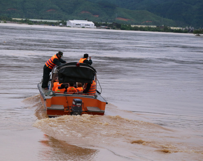 Chuyển tải thành công hành khách tàu SE19 bị mắc kẹt do mưa lũ ảnh 5