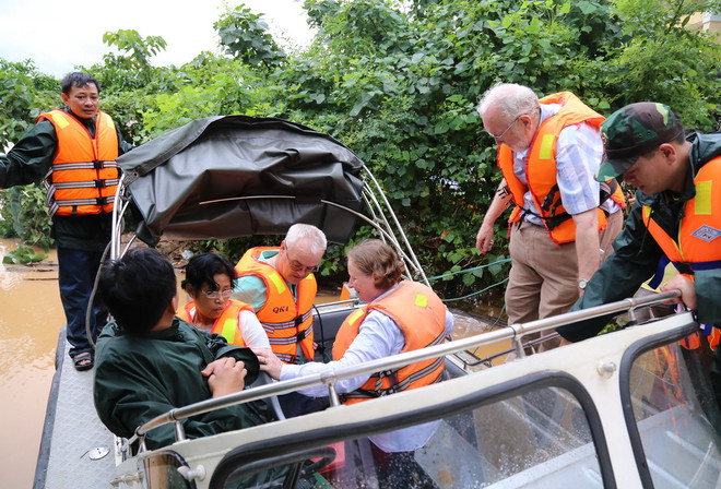 Chuyển tải thành công hành khách tàu SE19 bị mắc kẹt do mưa lũ ảnh 4