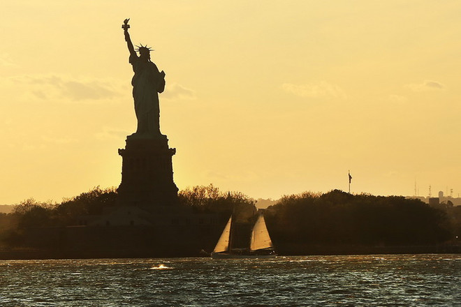 Tượng Nữ thần Tự do ở New York, Mỹ. (Nguồn: AFP/TTXVN) Lý giải nguyên nhân người dân Mỹ thờ ơ với biến đổi khí hậu ảnh 1