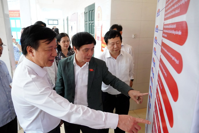 Đoàn công tác kiểm tra công tác chuẩn bị bầu cử ở khu dân cư số 5, phường Tân Bình, thành phố Hải Dương. (Ảnh: Mạnh Tú/TTXVN) Hải Dương chuẩn bị tốt bầu cử, chủ động ứng phó với dịch bệnh ảnh 2