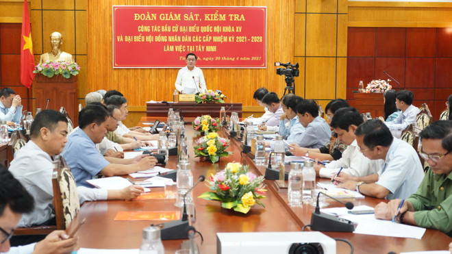 Đồng chí Trần Cẩm Tú phát biểu tại buổi làm việc với Ủy ban Bầu cử tỉnh Tây Ninh. (Ảnh: Thanh Tân/TTXVN) Tây Ninh: Công tác chuẩn bị bầu thực hiện chặt chẽ, đúng chất lượng ảnh 1