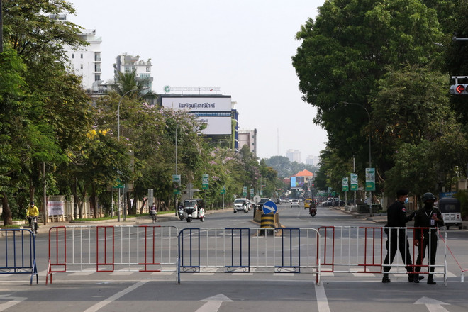 Cảnh sát dựng chốt chặn tại một tuyến đường dẫn vào Phnom Penh, Campuchia trong bối cảnh lệnh phong tỏa được áp dụng nhằm ngăn sự lây lan của dịch COVID-19. (Ảnh: THX/TTXVN) Tổng Bí thư gửi thư thăm hỏi tình hình dịch COVID-19 tại Campuchia ảnh 1