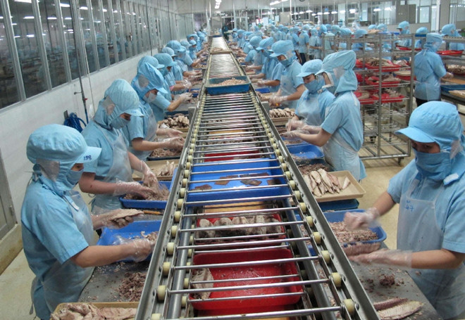 Năm 2013, kim ngạch xuất khẩu của Việt Nam đạt hơn 132 tỷ USD, mức cao nhất từ trước tới nay. (Ảnh: TTXVN) Ban Kinh tế Trung ương: “Vừa chạy vừa xếp hàng” ảnh 1