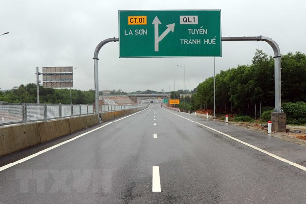 Đoạn tuyến cao tốc Cam Lộ-La Sơn. (Ảnh: Đỗ Trưởng/TTXVN) Đi tìm lời giải cho 'bài toán' bất cập trong quy hoạch cao tốc ảnh 1