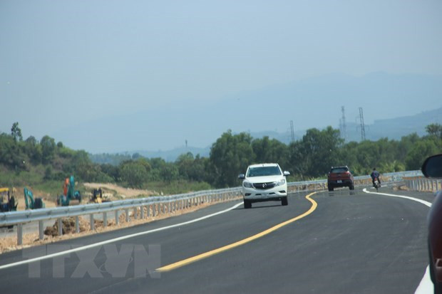 Các phương tiện lưu thông trên Cao tốc Nha Trang-Cam Lâm. (Ảnh: Phan Sáu/TTXVN) Đi tìm lời giải cho 'bài toán' bất cập trong quy hoạch cao tốc ảnh 3