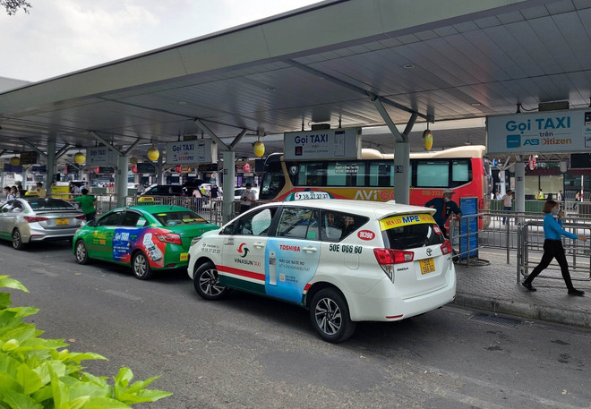 Tạm ngưng thay đổi cách thu phí taxi tại sân bay Tân Sơn Nhất ảnh 1