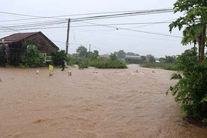 Mưa lũ làm ngập cục bộ, giao thông tạm thời bị chia cắt ở Đắk Lắk ảnh 1