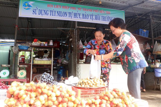 Bến Tre vận động tiểu thương sử dụng túi nilon tự hủy sinh học ảnh 2