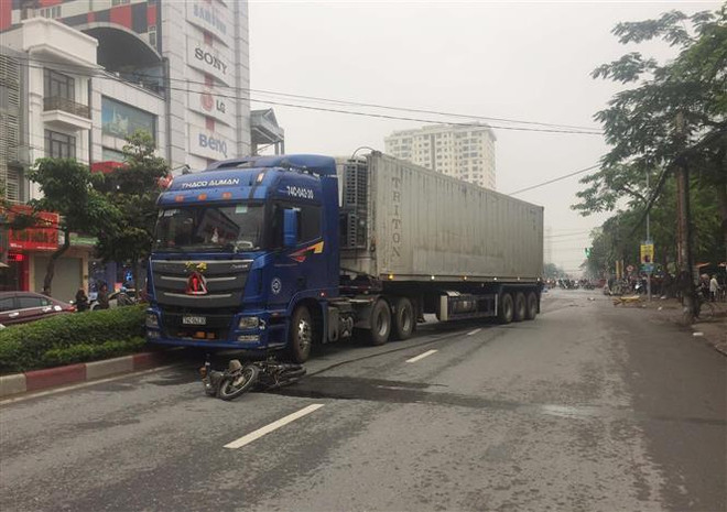 Nghệ An: Xe container kéo lê xe máy hơn 100m, một người tử vong ảnh 1
