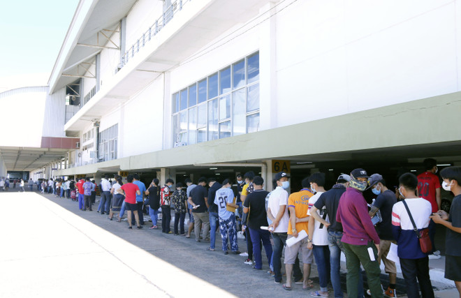 Người dân Vientiane nô nức đi tiêm vaccine ngừa COVID-19 ảnh 1