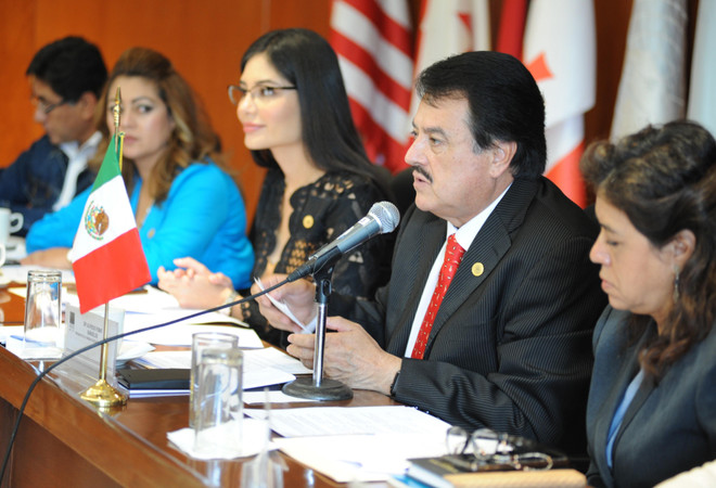 Chủ tịch Ủy ban Đối ngoại Hạ viện Mexico Alfredo Femat Banuelos phát biểu tại buổi làm việc với đoàn. (Ảnh: Lưu Việt Hùng/TTXVN) Quốc hội Việt Nam-Mexico trao đổi kinh nghiệm về văn hóa, giáo dục ảnh 1