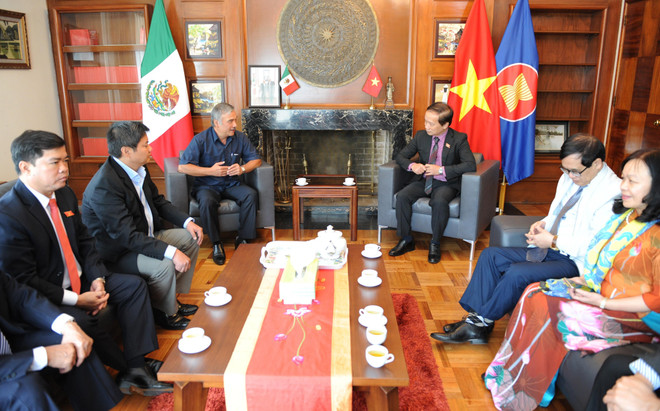 Đoàn đại biểu Quốc hội Việt Nam thăm Đại sứ quán Việt Nam tại Mexico. (Ảnh: Lưu Việt Hùng/TTXVN) Quốc hội Việt Nam-Mexico trao đổi kinh nghiệm về văn hóa, giáo dục ảnh 3