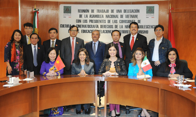 Đoàn đại biểu Quốc hội Việt Nam và các hạ nghĩ sỹ Mexico chụp ảnh chung tại buổi làm việc của Đoàn với đại diện Ủy ban Đối ngoại Hạ viện Mexico. (Ảnh: Lưu Việt Hùng/TTXVN) Quốc hội Việt Nam-Mexico trao đổi kinh nghiệm về văn hóa, giáo dục ảnh 2