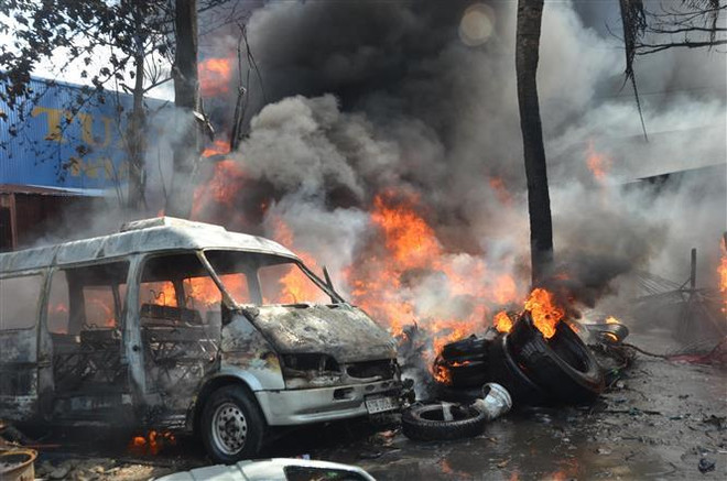 Hàng trăm chiếc lốp xe ôtô cũ bén lửa bốc cháy dữ dội giữa khu dân cư ảnh 1