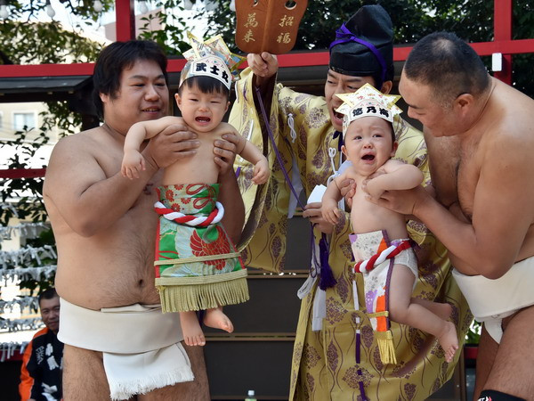 Độc đáo cuộc thi "Sumo - bé khóc" tại đất nước Mặt trời Mọc ảnh 1