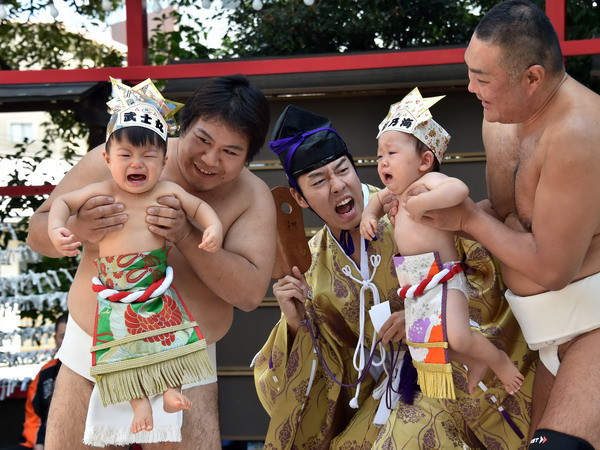 Độc đáo cuộc thi "Sumo - bé khóc" tại đất nước Mặt trời Mọc ảnh 3