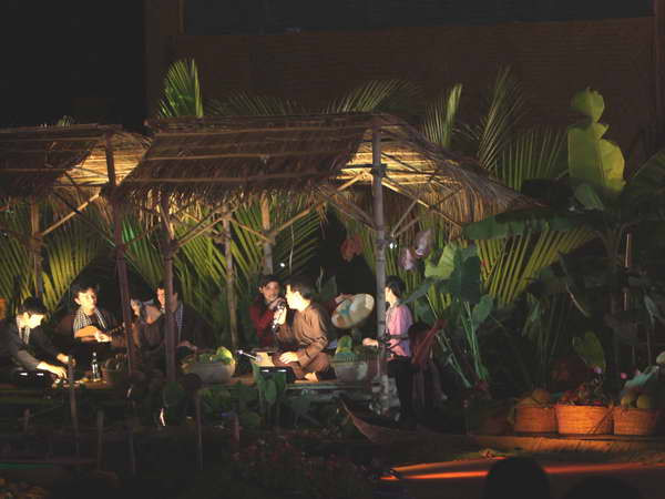 Trưng bày hiện vật quý về nghệ thuật Đờn ca tài tử ảnh 1