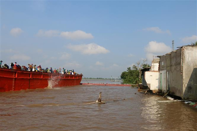 An Giang: Xe tải lao từ phà xuống sông Hậu, một người mất tích ảnh 1