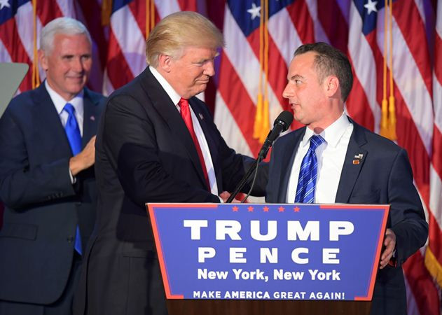 Tổng thống đắc cử Mỹ Donald Trump (giữa) và ông Reince Priebus (phải), Chủ tịch Ủy ban toàn quốc của đảng Cộng hòa. (Nguồn: AFP/TTXVN) Ông Donald Trump chọn Chánh Văn phòng Nhà Trắng và Cố vấn Cấp cao ảnh 1